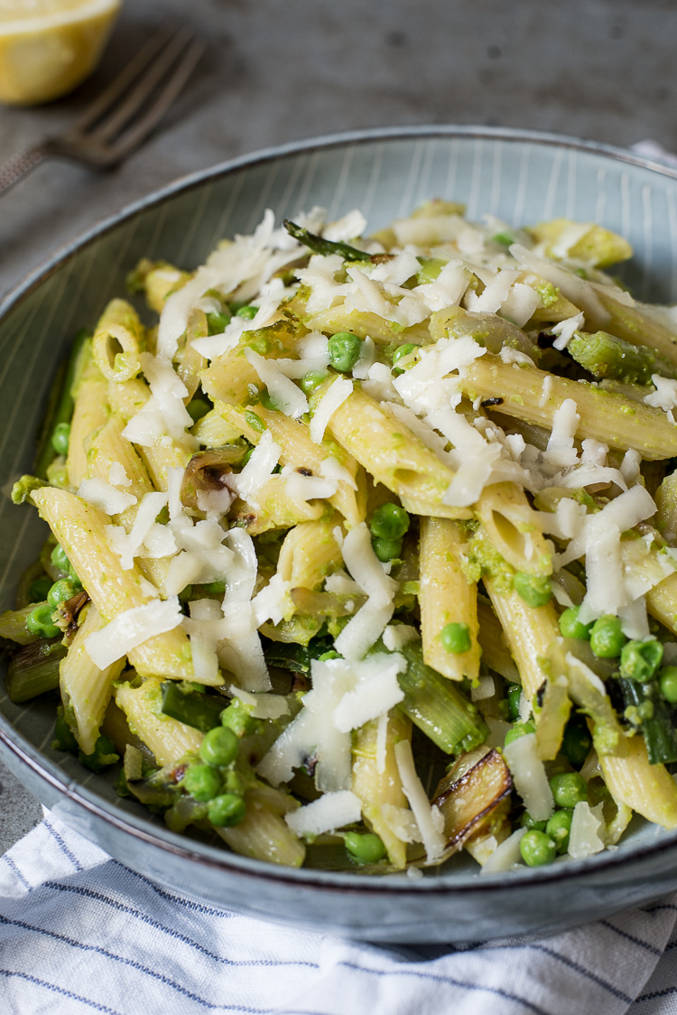 Pasta met doperwtenpesto, lente-ui en pecorino