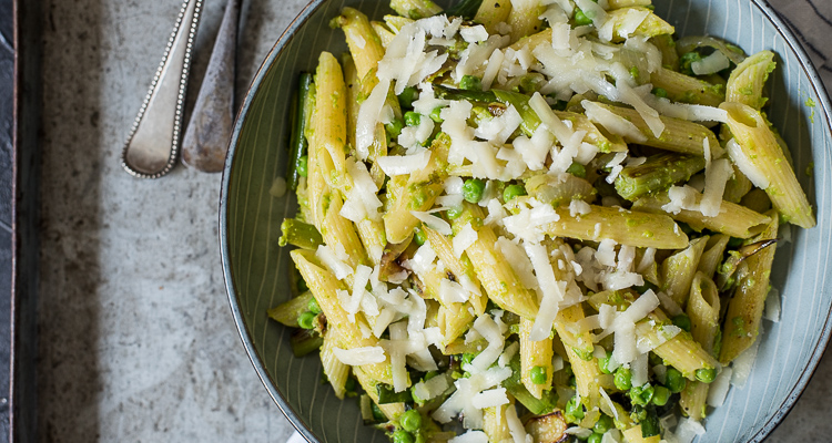Pasta met doperwtenpesto, lente-ui en pecorino