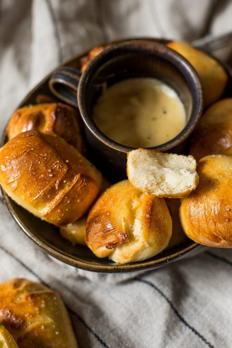 Pretzelbites met warme kaasdip