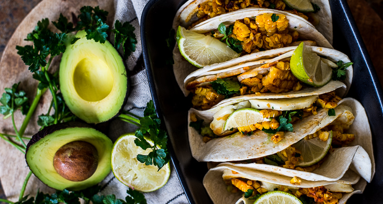 Soft taco's met halloumi, guacamole en gegrilde mais