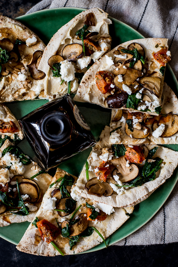 Flatbread met zongedroogde tomaat, spinazie en kastanjechampignons