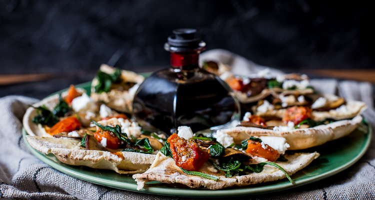 Flatbread met zongedroogde tomaat, spinazie en kastanjechampignons