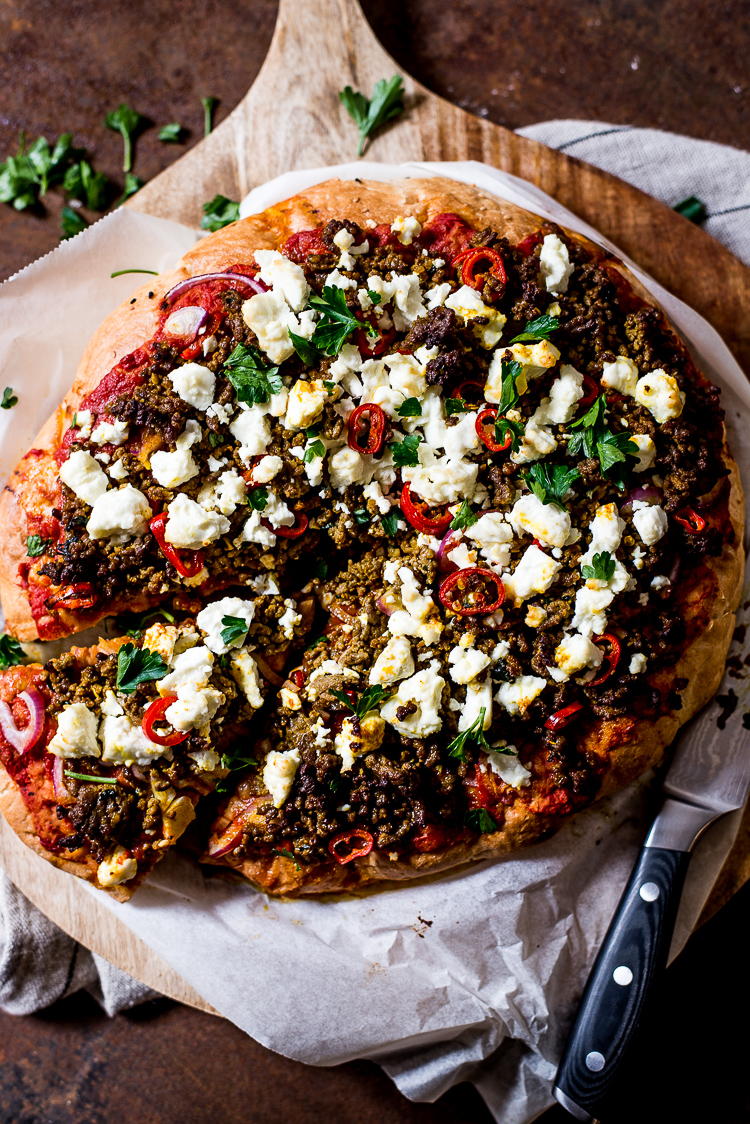 Turks brood pizza met pittig gehakt