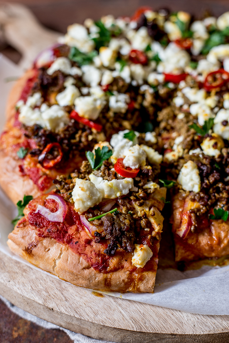 Turks brood pizza met pittig gehakt