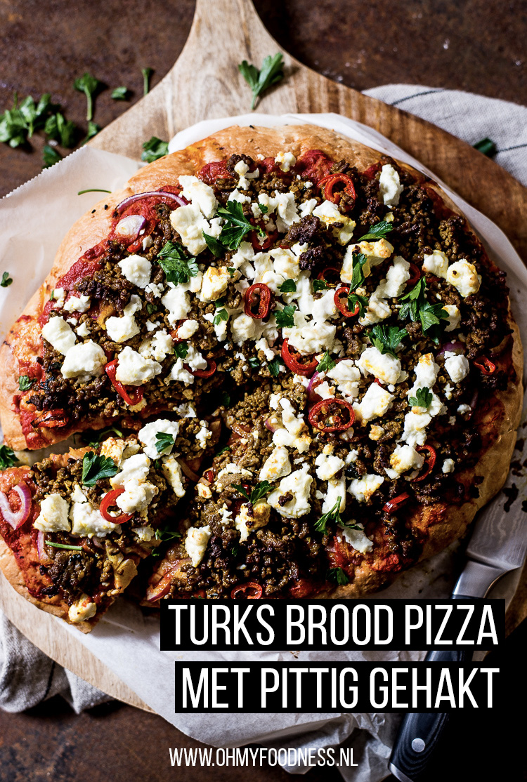 Turks brood pizza met pittig gehakt