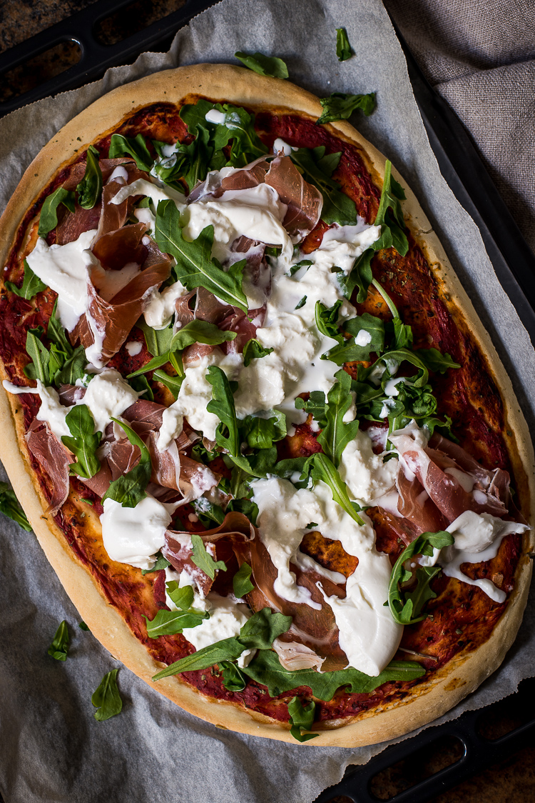 Focacciapizza met burrata en parmaham