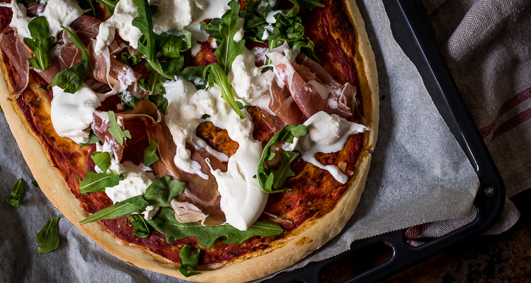Focacciapizza met burrata en parmaham