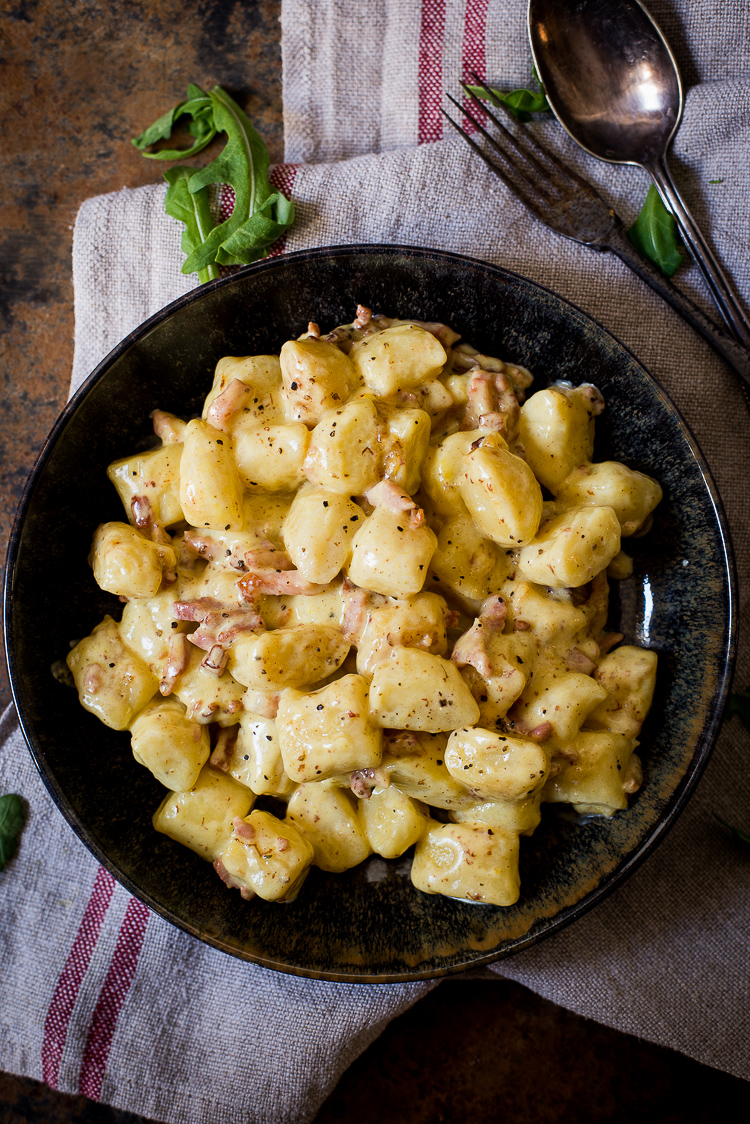 Zelfgemaakte gnocchi met saffraan en bacon