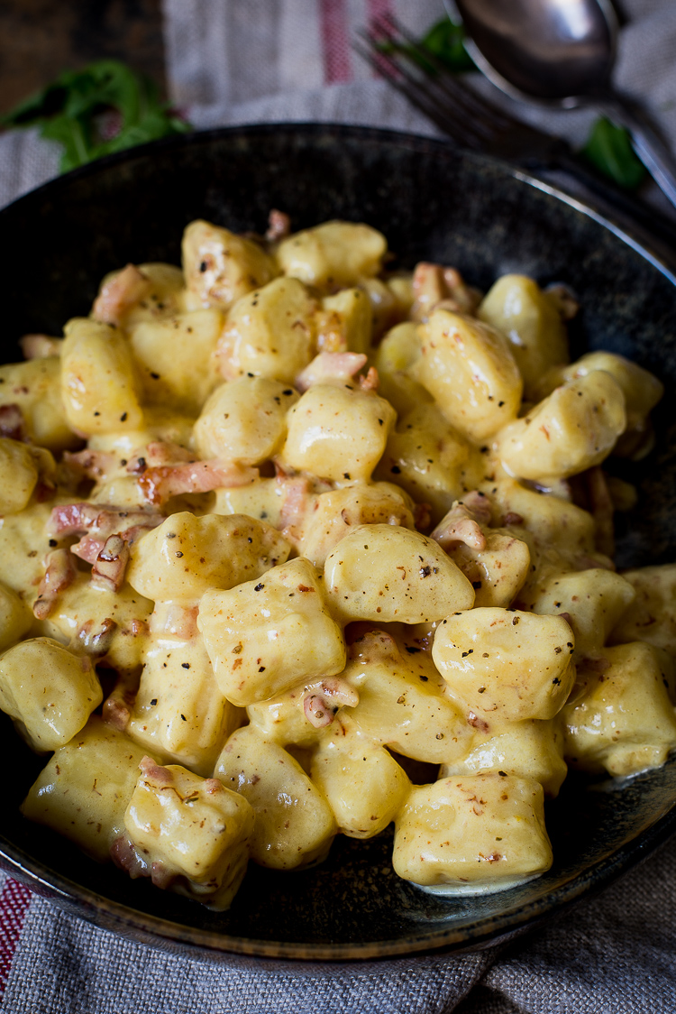 Zelfgemaakte gnocchi met saffraan en bacon