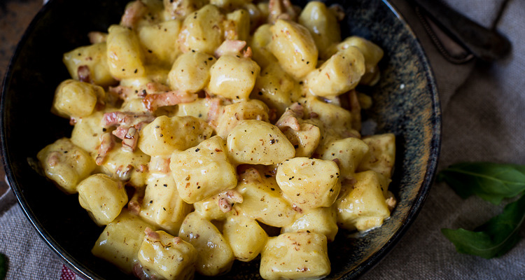 Zelfgemaakte gnocchi met saffraan en bacon