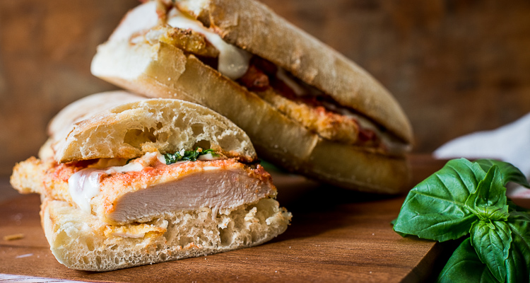 Kip-Parmezaan sandwich