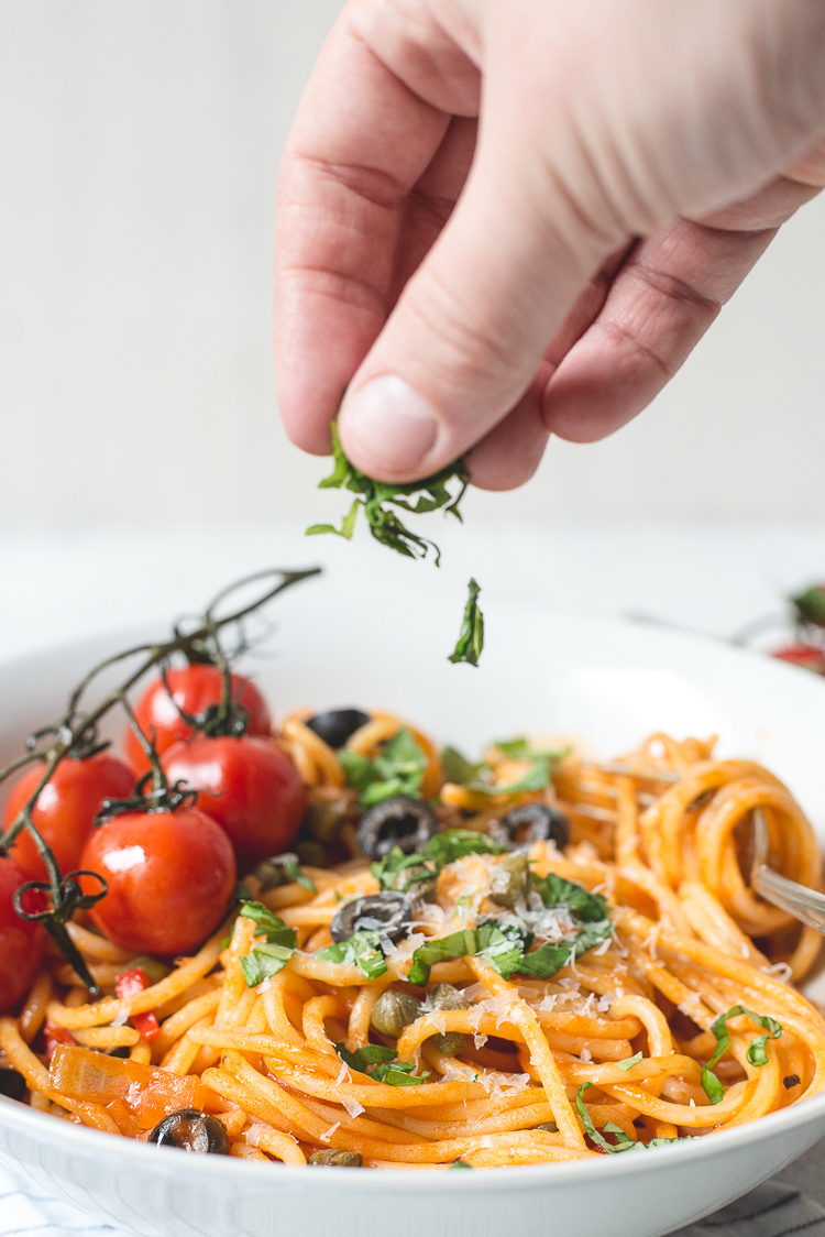 Pasta puttanesca met geroosterde cherrytomaatjes