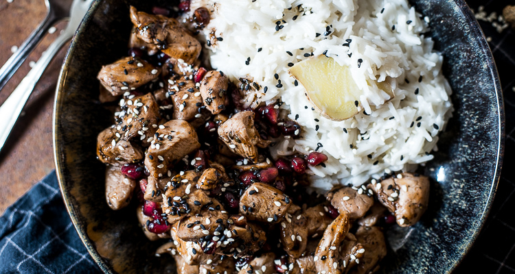 Sesamkip met gember-kokosrijst en granaatappel