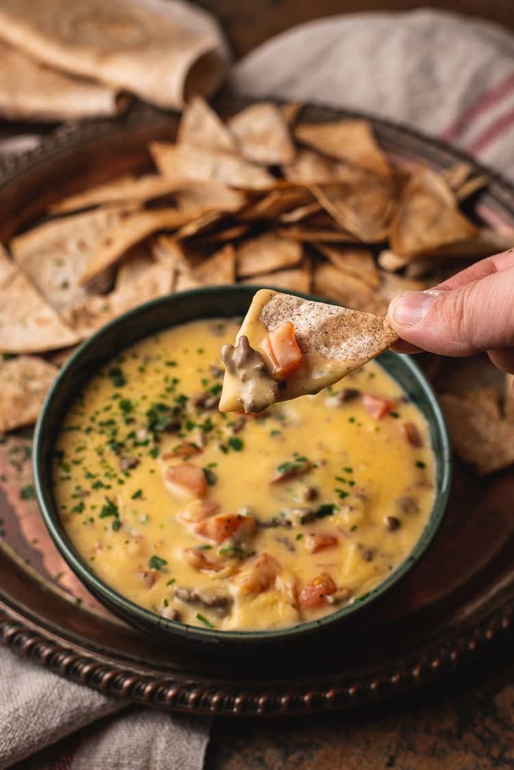 Tortillachips met warme kaasdip