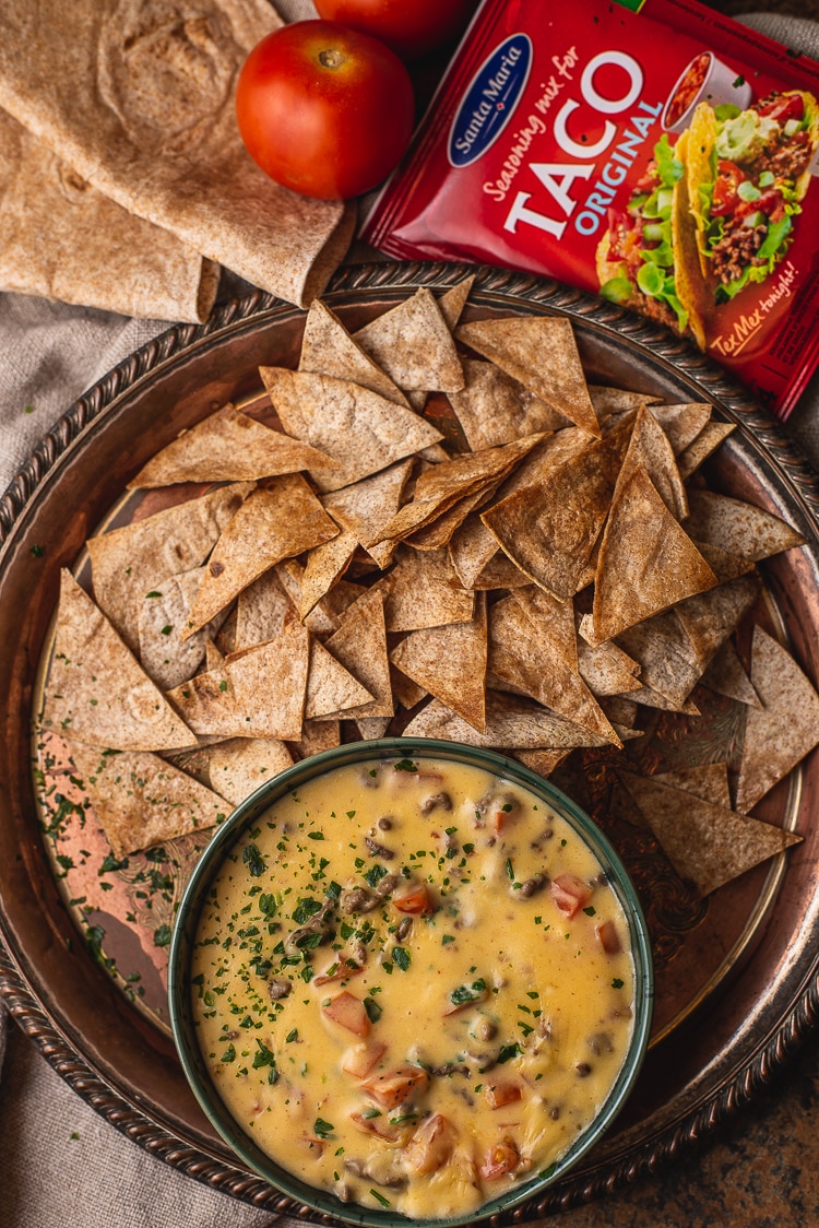 Tortillachips met warme kaasdip