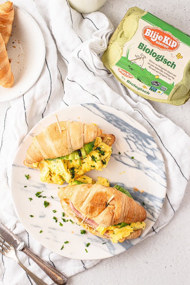 Croissanttosti met scrambled eggs