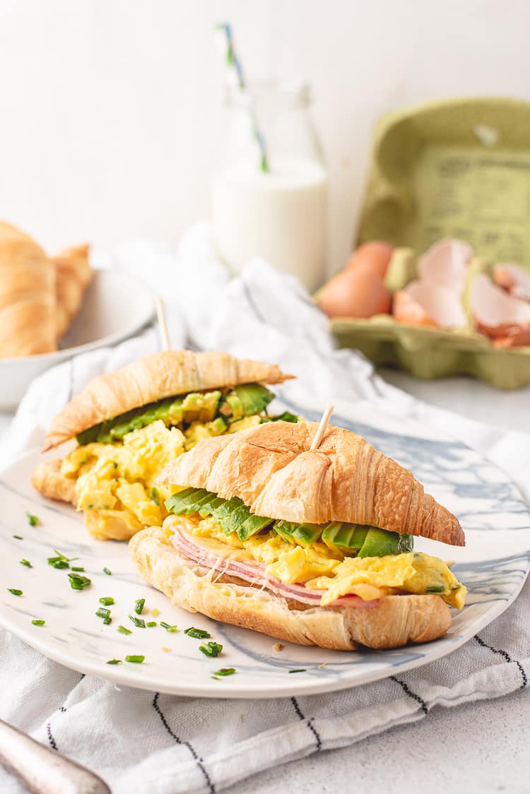 Croissanttosti met scrambled eggs