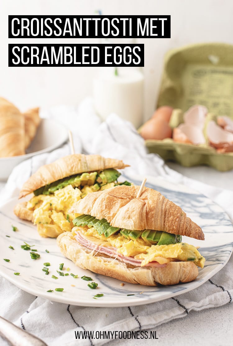 Croissanttosti met scrambled eggs