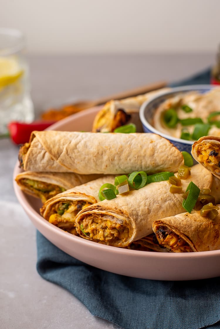 Romige kip taquitos met zwarte bonen