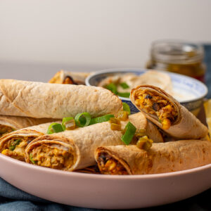Romige kip taquitos met zwarte bonen