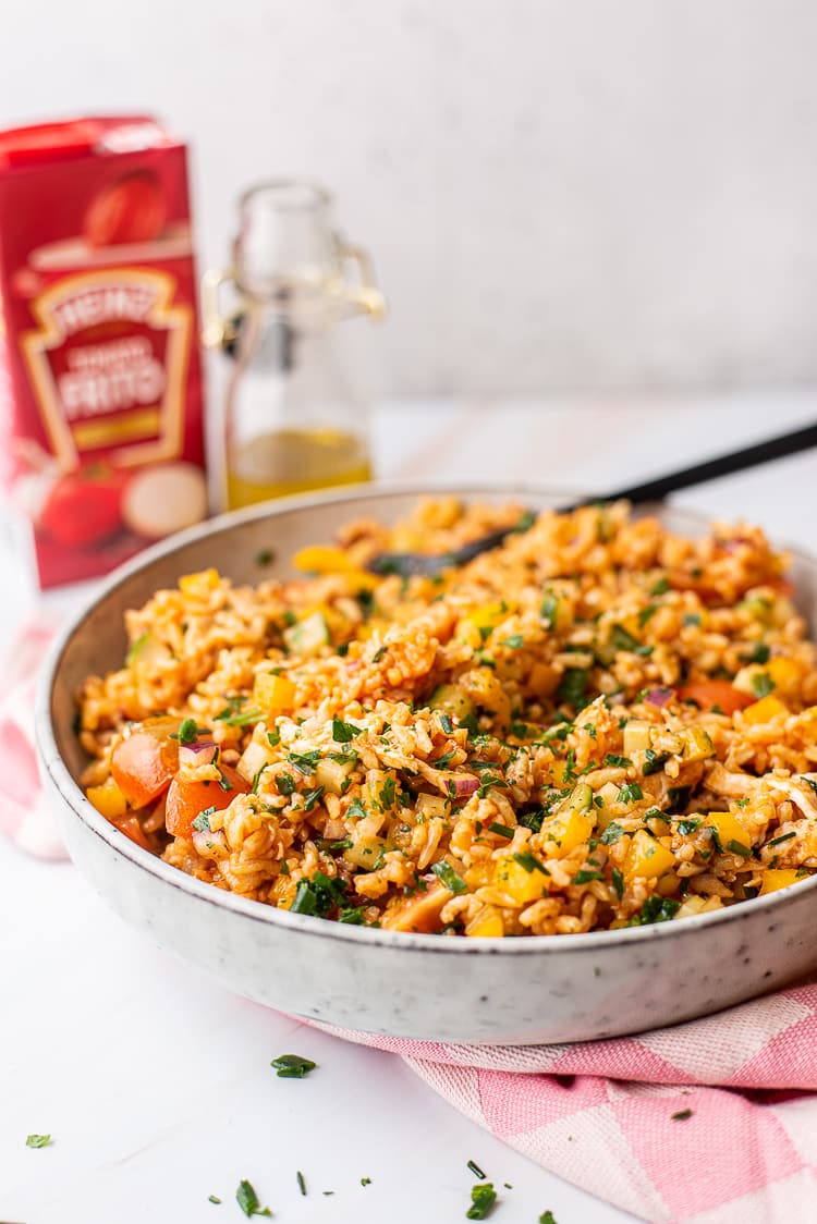 Koude rijstsalade met kip en restjes groenten