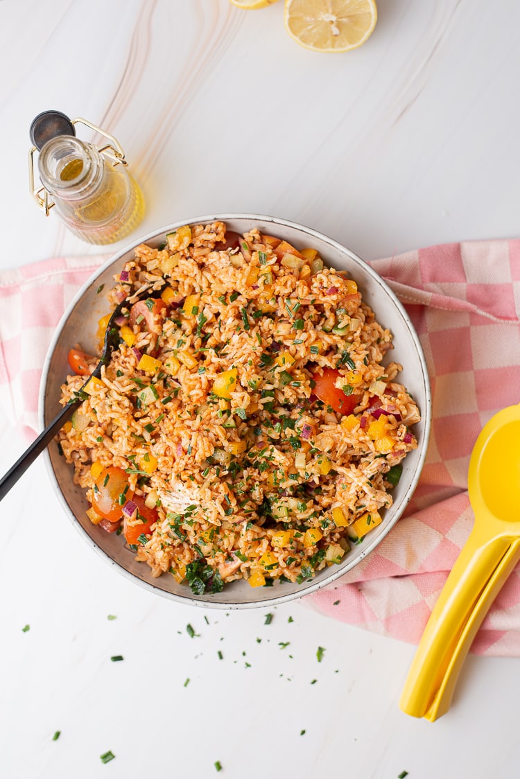 Koude rijstsalade met kip en restjes groenten