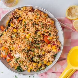 Koude rijstsalade met kip en restjes groenten