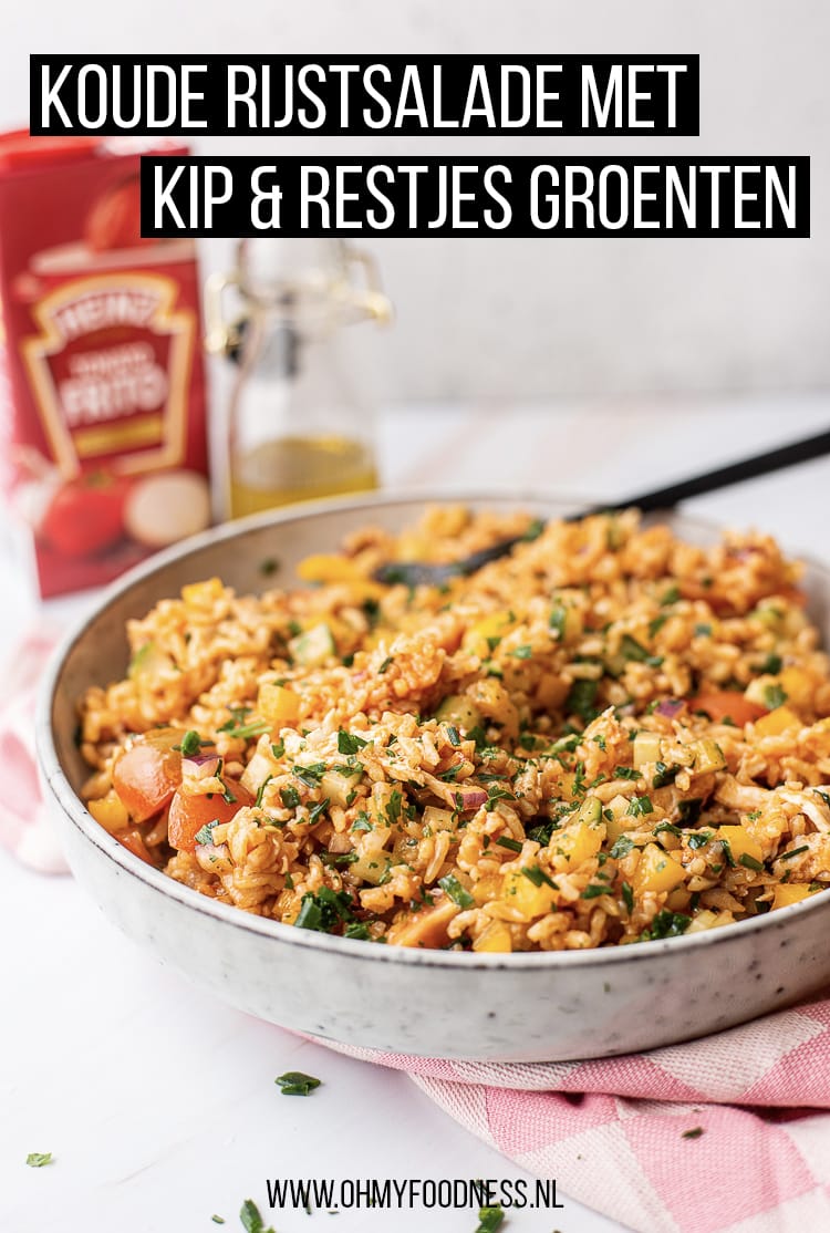 Koude rijstsalade met kip en restjes groenten