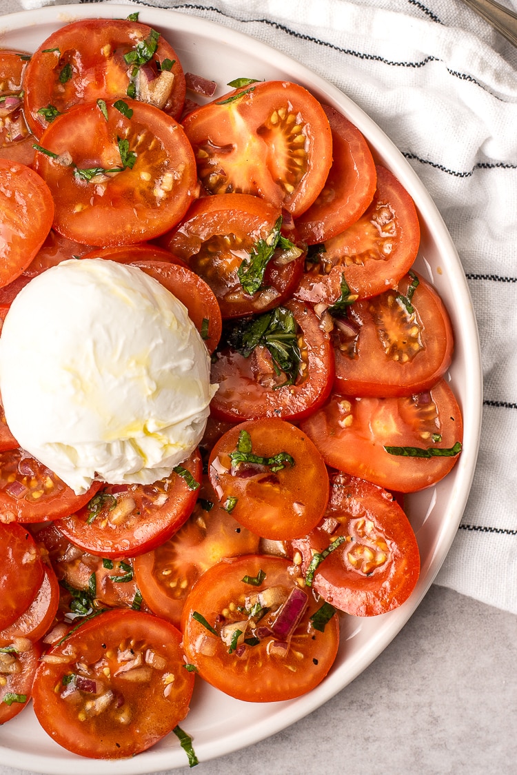 Gemarineerde tomatensalade met buffelmozzarella