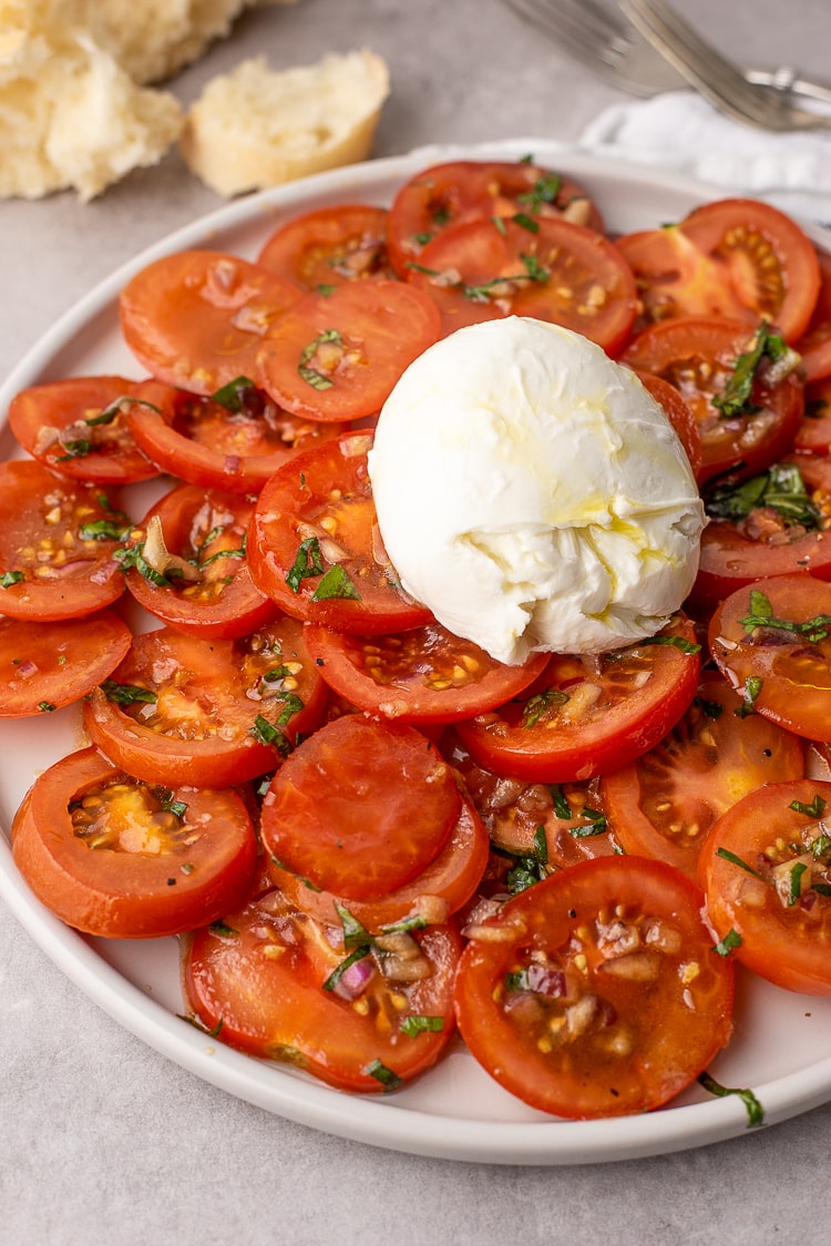 Gemarineerde tomatensalade met buffelmozzarella