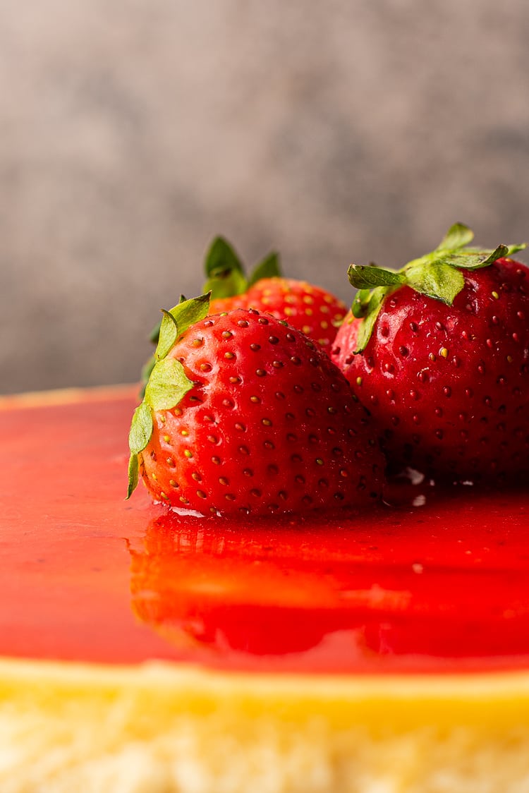 Witte chocoladecheesecake met aardbeien